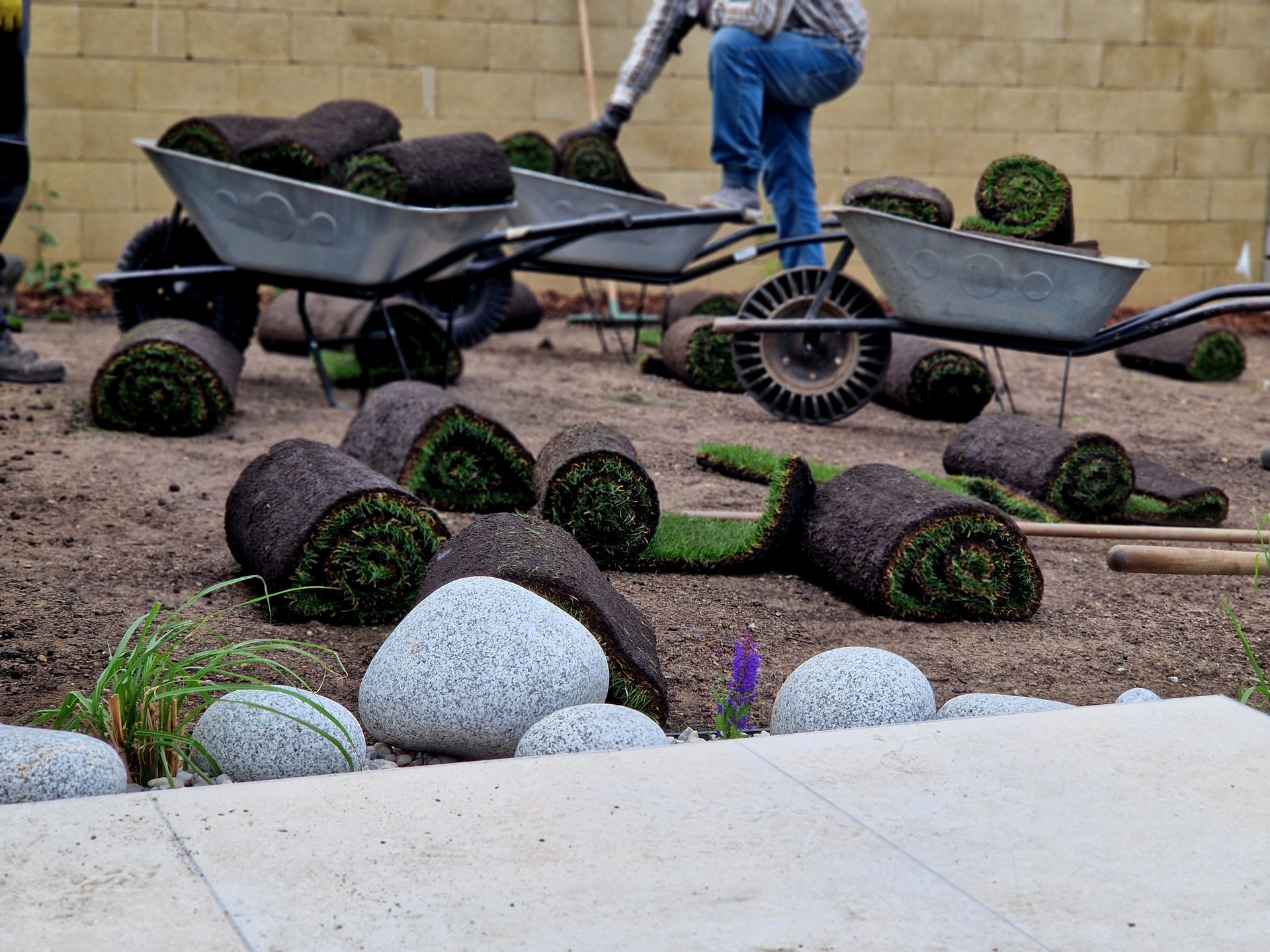 the spot wall light illuminates the wall of the facade of the house in a conical shape at night. the evening positioning and navigation lamp of black color shines in two directions on the gabion wall,  lighting, wireframe